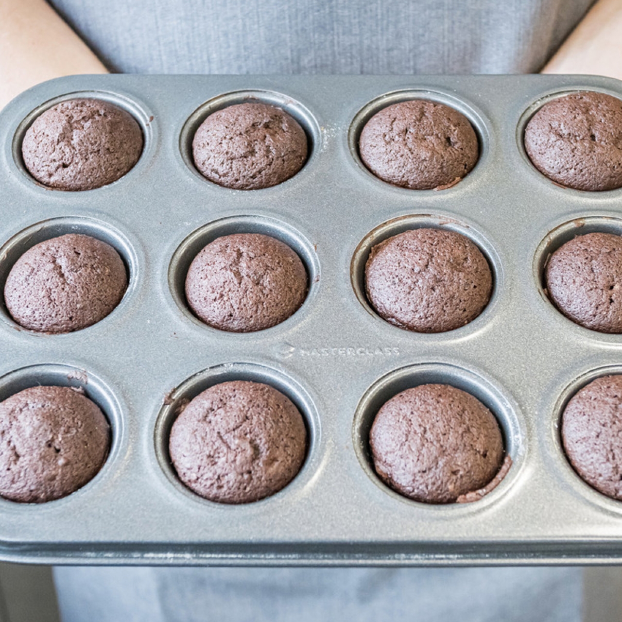 Muffinform 12 Mini Muffins & Cupcakes, carbon