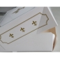 Preview: Tortenkarton 32 x 32 x 12 cm, weiß/gold, Lilien-Muster