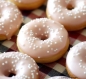 Mobile Preview: Weiße Nonpareilles auf Donuts bestreut