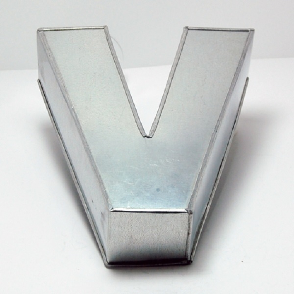 Backform Buchstabe "V", ca. 25,5 x 20,5 x 6,5 cm