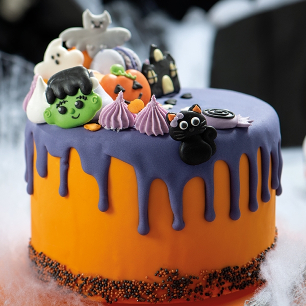 Halloween-Zuckerdekore auf Torte dekorieren