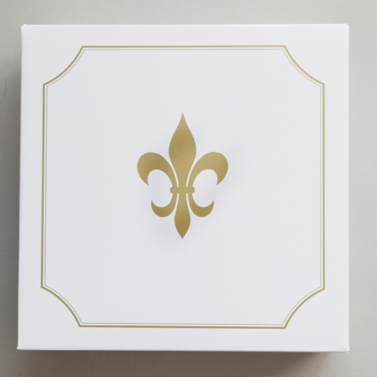 Tortenkarton 32 x 32 x 12 cm, weiß/gold, Lilien-Muster